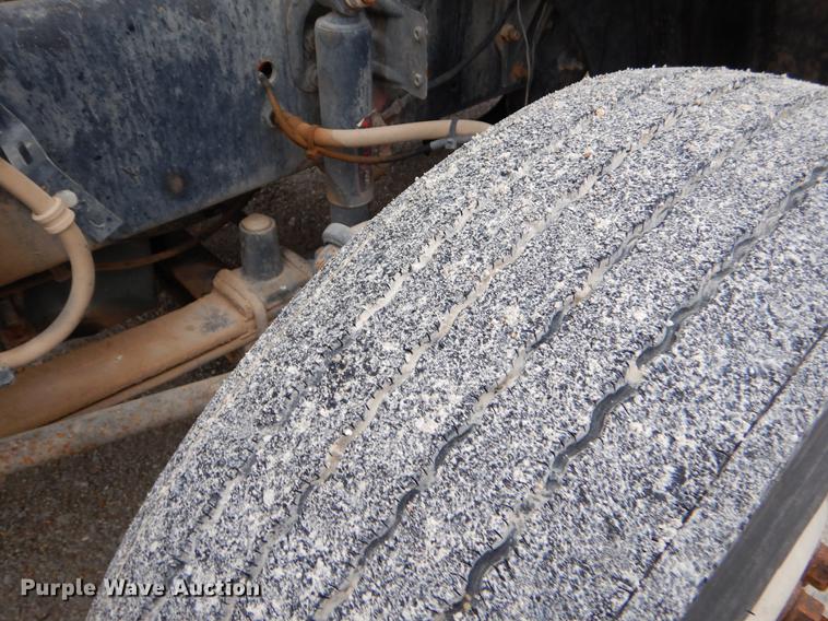 image for item EJ9923 2004 Freightliner Columbia semi truck