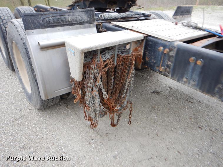 image for item EJ9923 2004 Freightliner Columbia semi truck