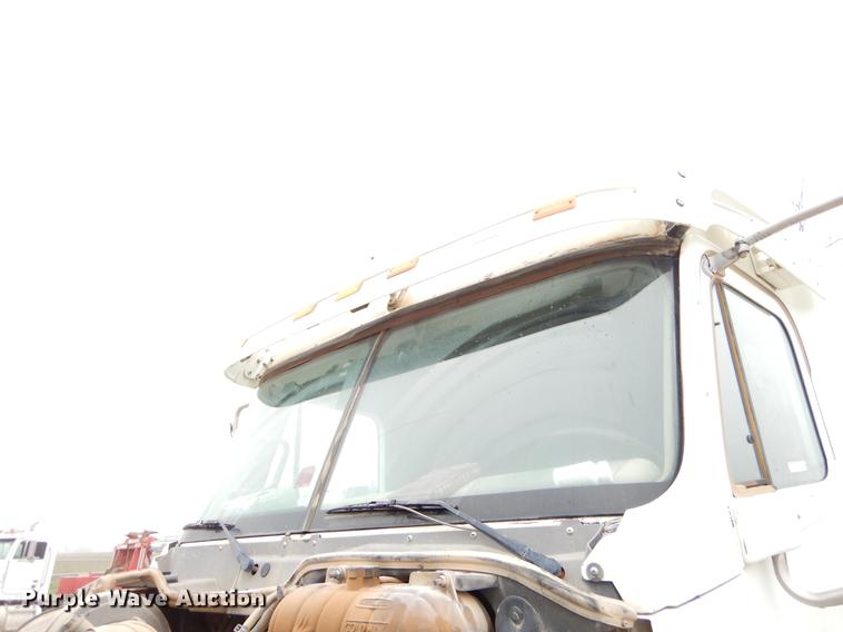 image for item EJ9923 2004 Freightliner Columbia semi truck