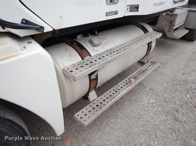 image for item EJ9923 2004 Freightliner Columbia semi truck