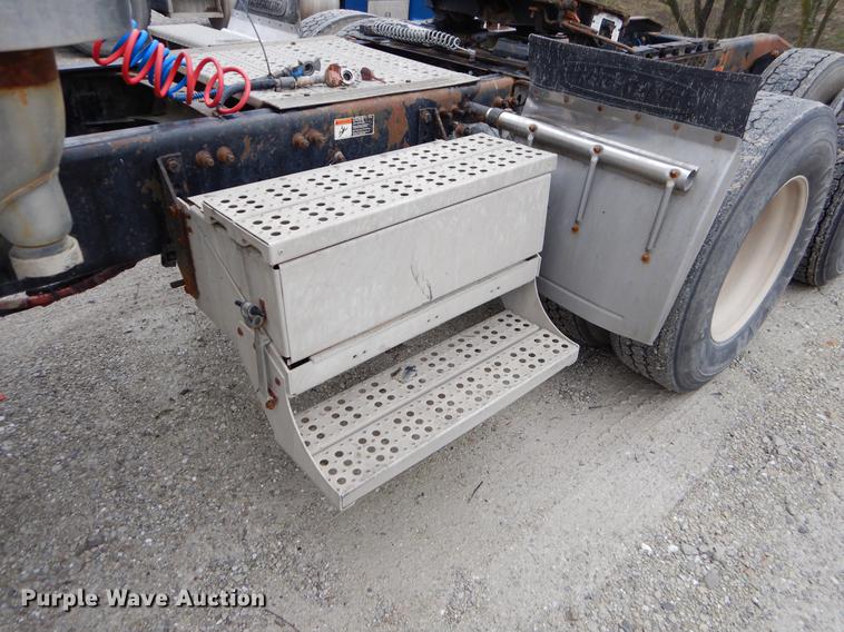 image for item EJ9923 2004 Freightliner Columbia semi truck