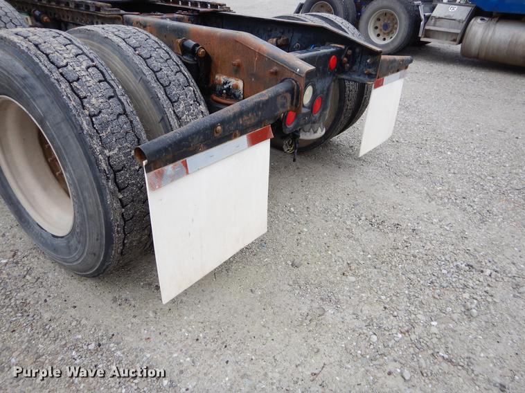 image for item EJ9923 2004 Freightliner Columbia semi truck