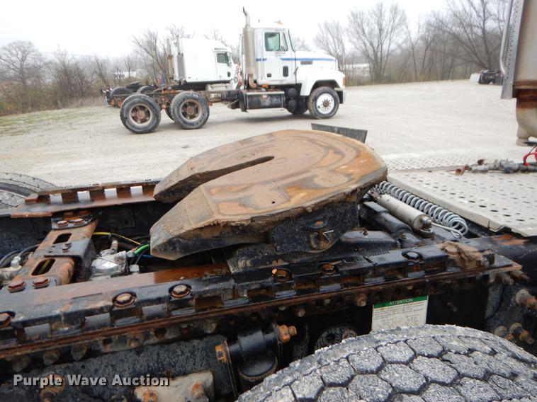 image for item EJ9923 2004 Freightliner Columbia semi truck