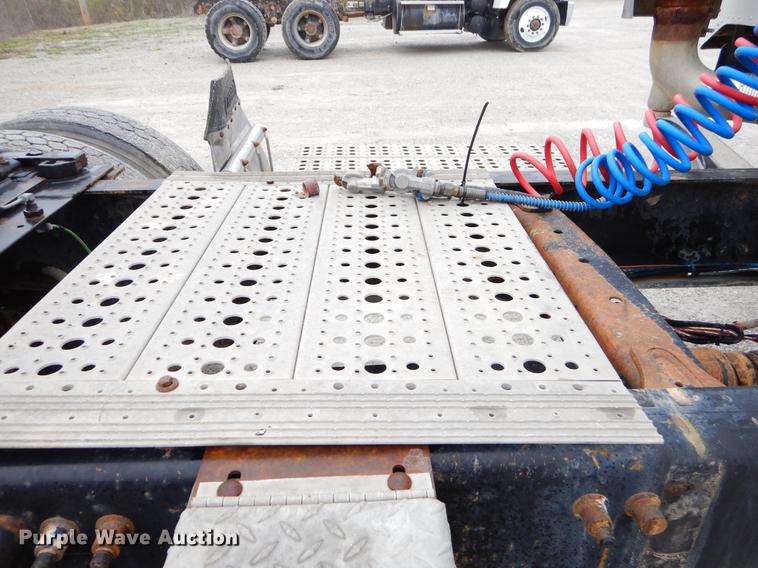 image for item EJ9923 2004 Freightliner Columbia semi truck