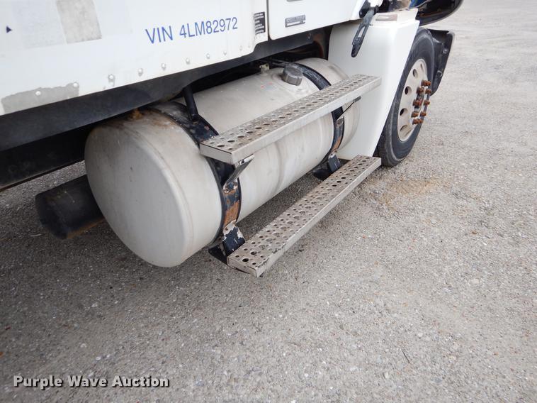 image for item EJ9923 2004 Freightliner Columbia semi truck