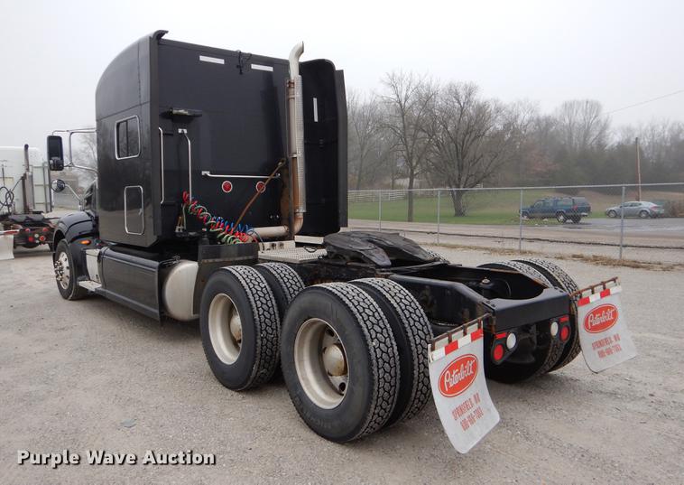 image for item EJ9924 2013 Peterbilt 386 semi truck