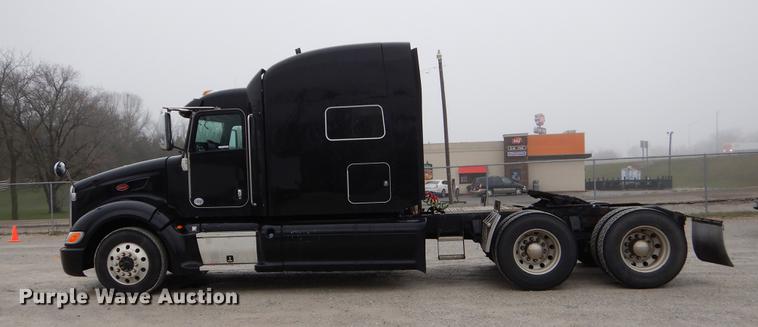 image for item EJ9924 2013 Peterbilt 386 semi truck