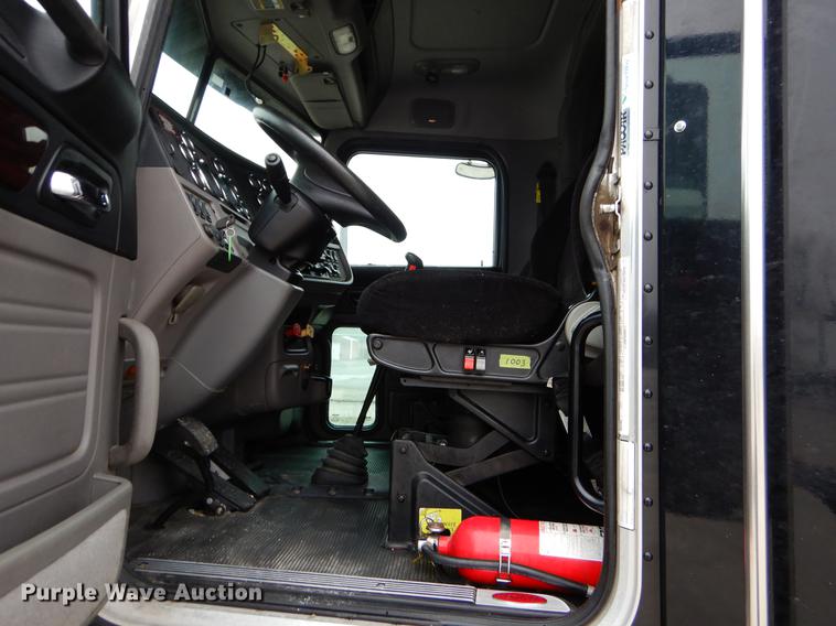 image for item EJ9924 2013 Peterbilt 386 semi truck