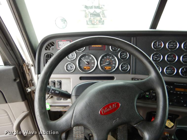image for item EJ9924 2013 Peterbilt 386 semi truck