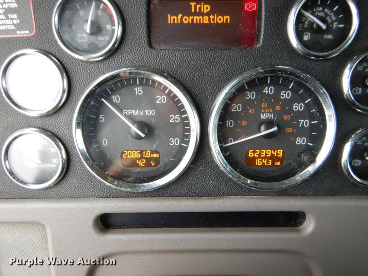 image for item EJ9924 2013 Peterbilt 386 semi truck