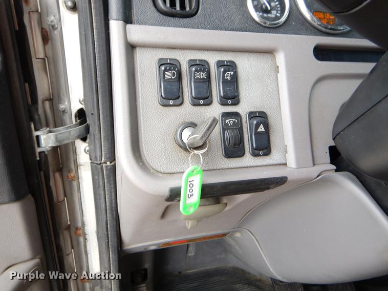 image for item EJ9924 2013 Peterbilt 386 semi truck