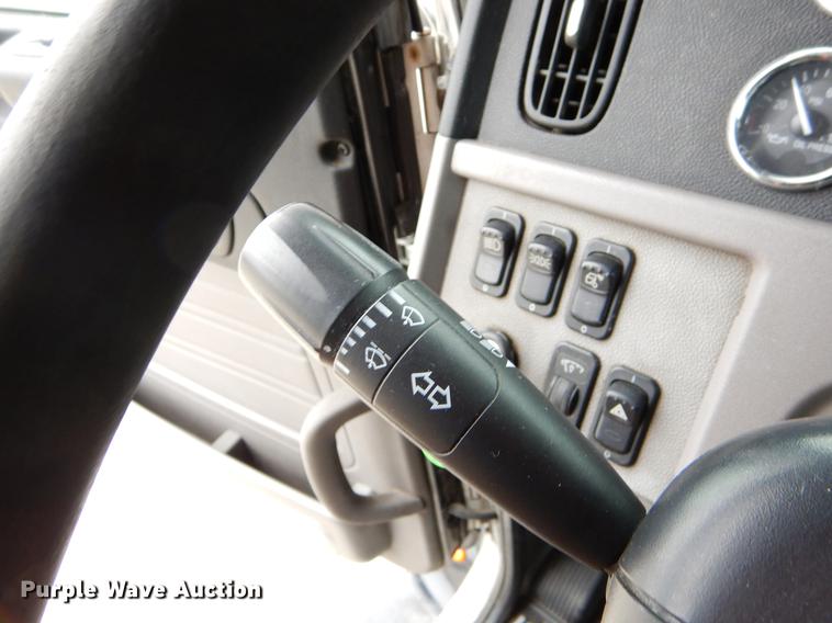 image for item EJ9924 2013 Peterbilt 386 semi truck