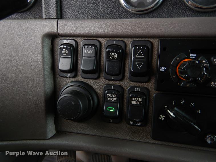 image for item EJ9924 2013 Peterbilt 386 semi truck