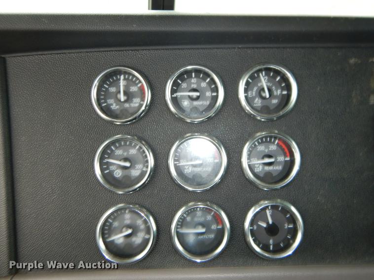 image for item EJ9924 2013 Peterbilt 386 semi truck