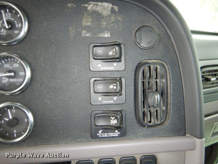image for item EJ9924 2013 Peterbilt 386 semi truck
