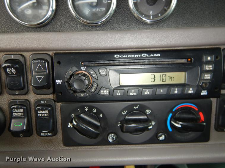 image for item EJ9924 2013 Peterbilt 386 semi truck