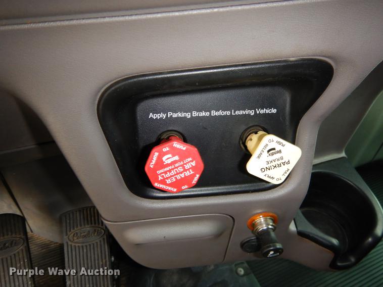 image for item EJ9924 2013 Peterbilt 386 semi truck