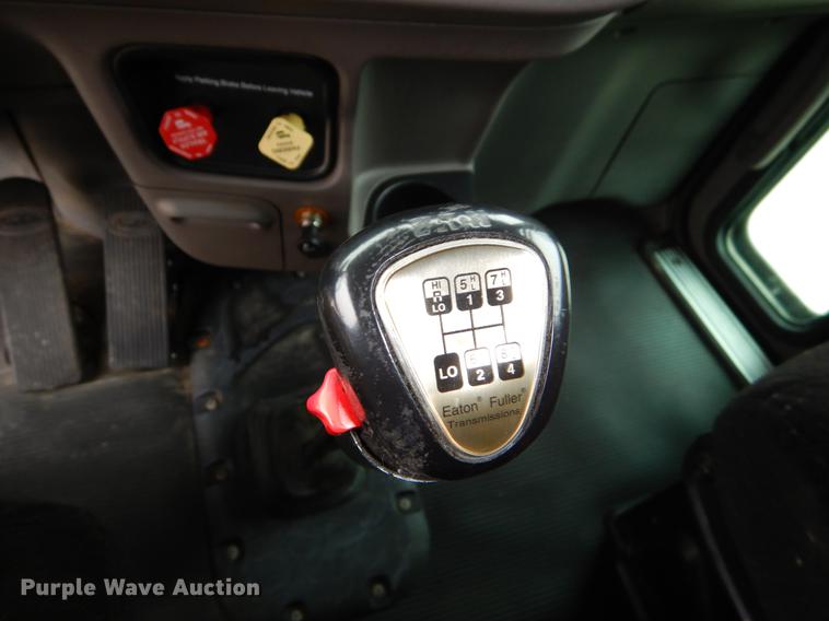 image for item EJ9924 2013 Peterbilt 386 semi truck