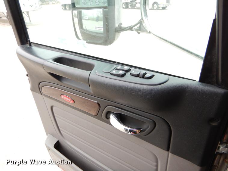 image for item EJ9924 2013 Peterbilt 386 semi truck