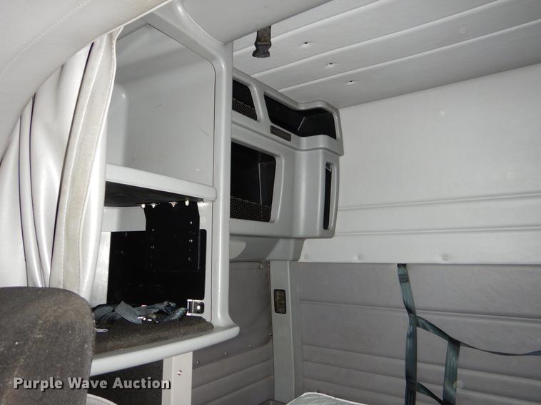 image for item EJ9924 2013 Peterbilt 386 semi truck