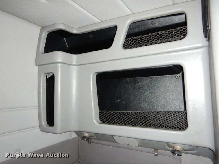 image for item EJ9924 2013 Peterbilt 386 semi truck