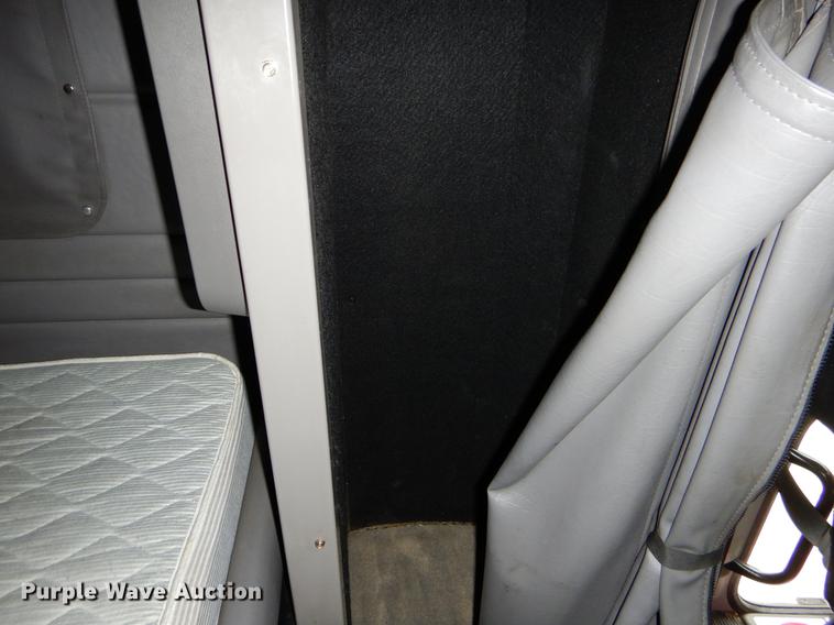 image for item EJ9924 2013 Peterbilt 386 semi truck