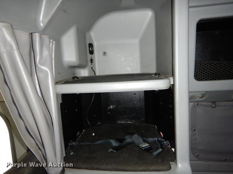 image for item EJ9924 2013 Peterbilt 386 semi truck