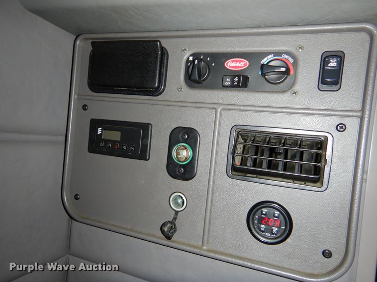 image for item EJ9924 2013 Peterbilt 386 semi truck