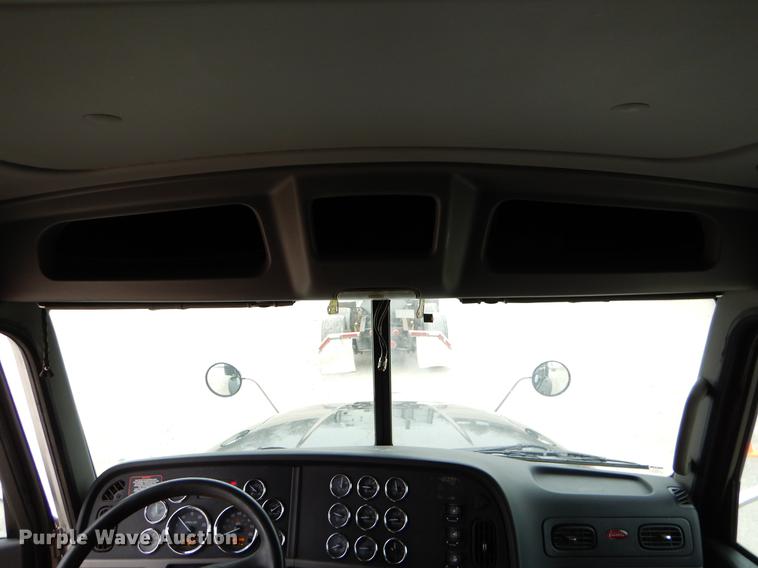 image for item EJ9924 2013 Peterbilt 386 semi truck