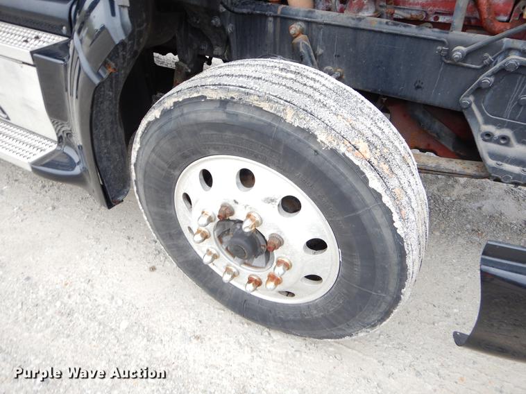 image for item EJ9924 2013 Peterbilt 386 semi truck