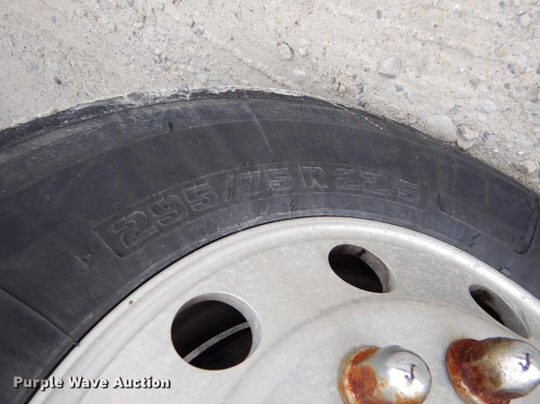 image for item EJ9924 2013 Peterbilt 386 semi truck