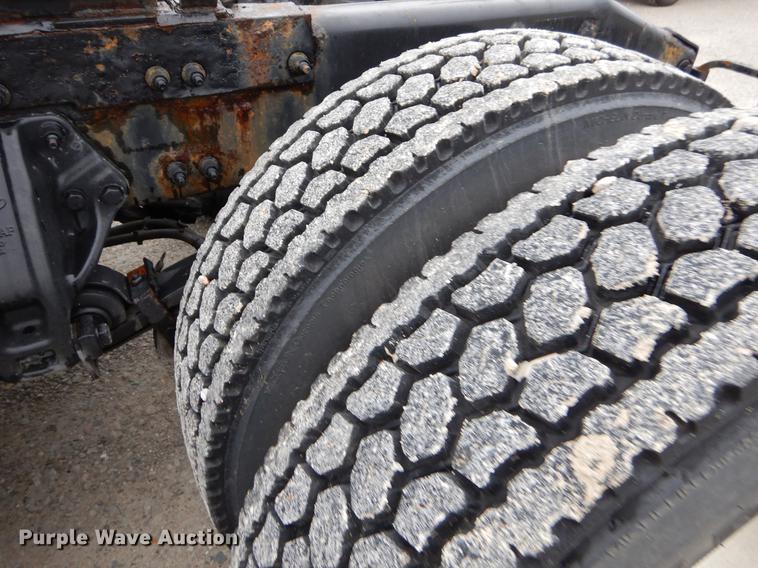 image for item EJ9924 2013 Peterbilt 386 semi truck