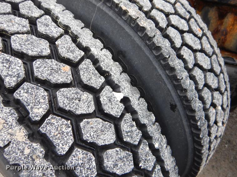 image for item EJ9924 2013 Peterbilt 386 semi truck