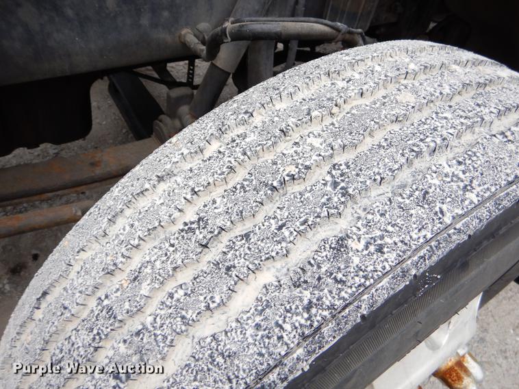 image for item EJ9924 2013 Peterbilt 386 semi truck