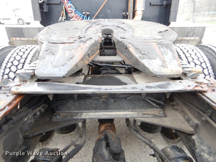 image for item EJ9924 2013 Peterbilt 386 semi truck