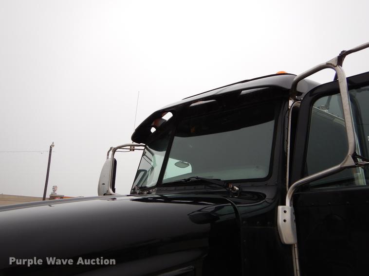 image for item EJ9924 2013 Peterbilt 386 semi truck