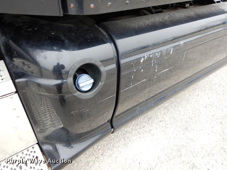 image for item EJ9924 2013 Peterbilt 386 semi truck