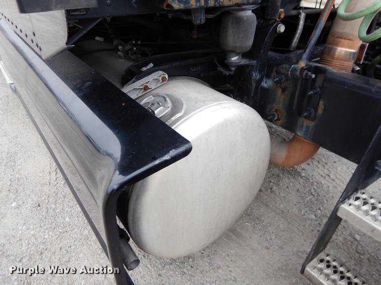 image for item EJ9924 2013 Peterbilt 386 semi truck