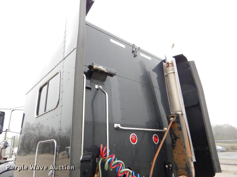 image for item EJ9924 2013 Peterbilt 386 semi truck