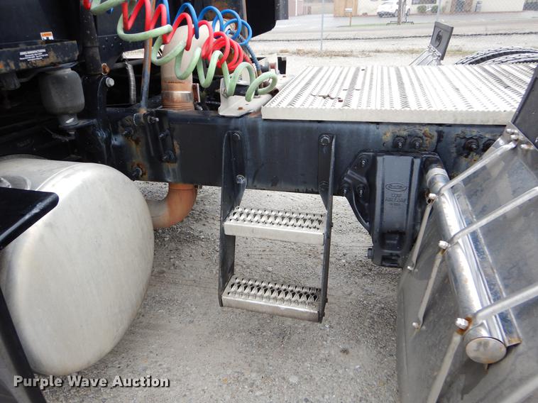 image for item EJ9924 2013 Peterbilt 386 semi truck