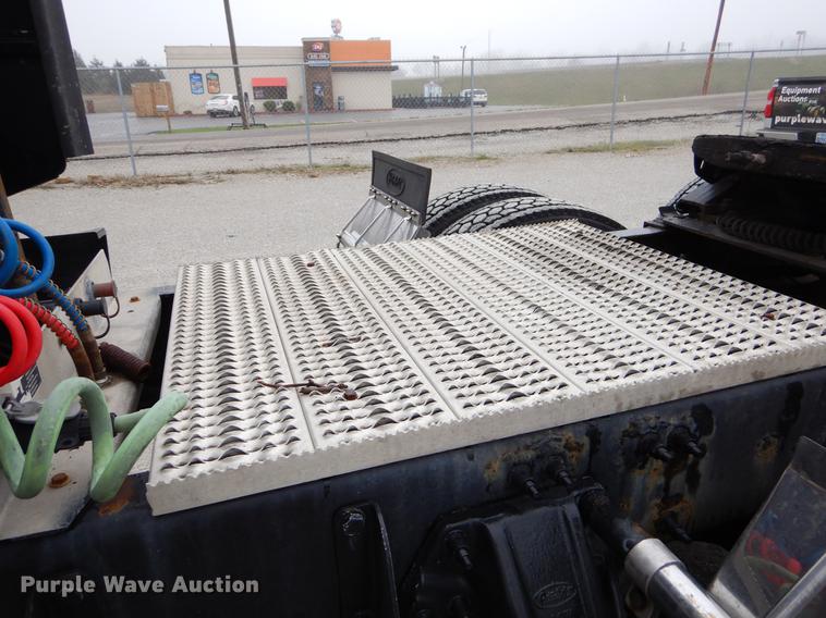 image for item EJ9924 2013 Peterbilt 386 semi truck