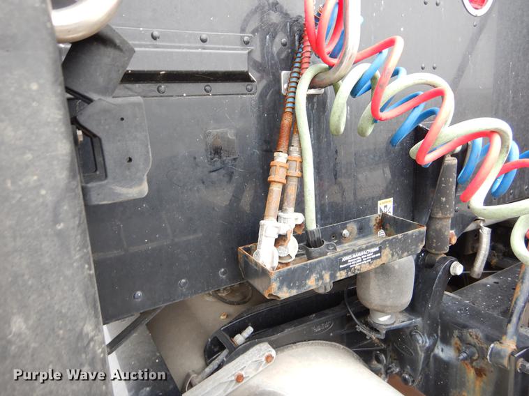 image for item EJ9924 2013 Peterbilt 386 semi truck