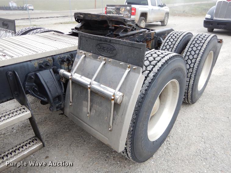 image for item EJ9924 2013 Peterbilt 386 semi truck