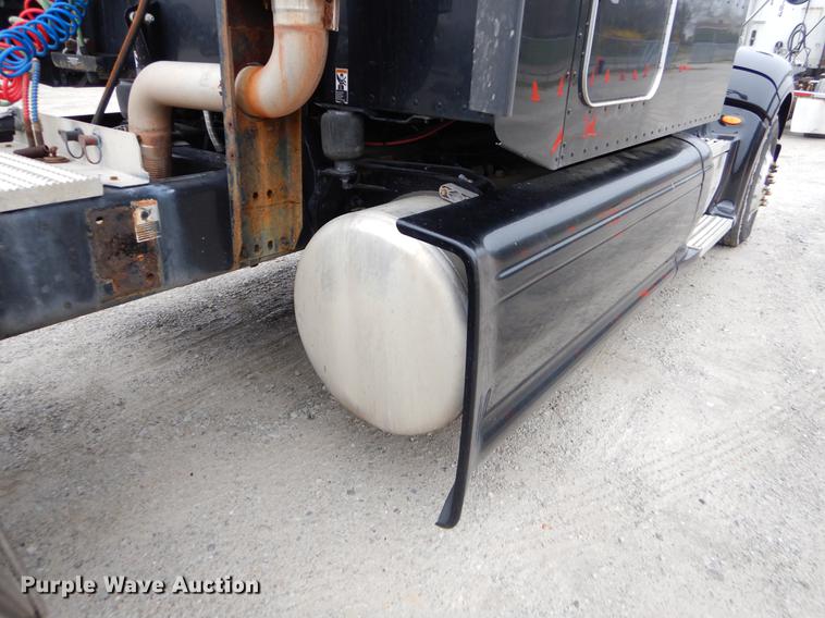 image for item EJ9924 2013 Peterbilt 386 semi truck