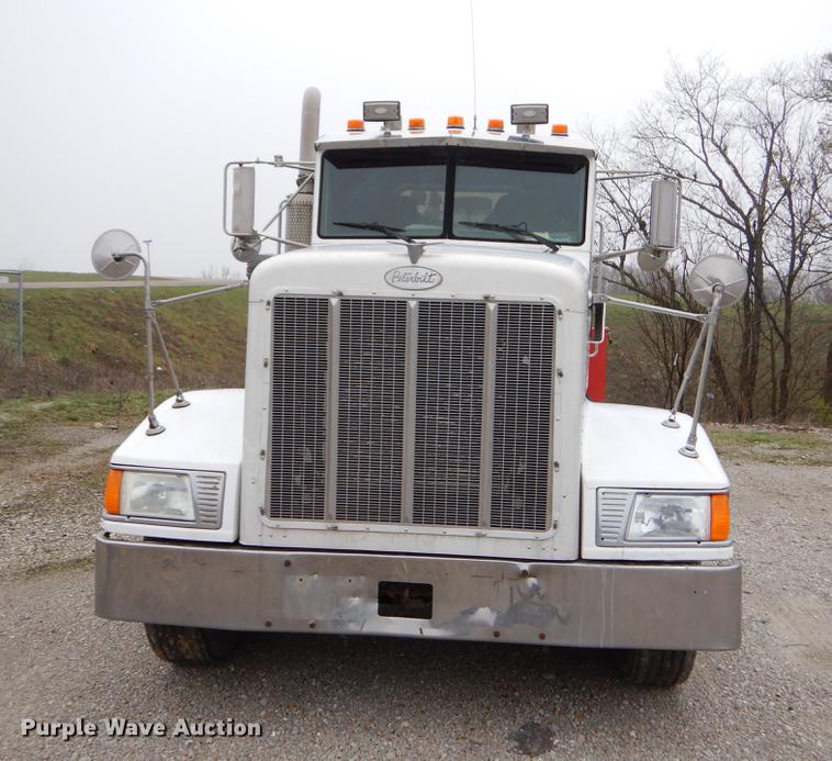 image for item EJ9925 1994 Peterbilt 377 wrecker truck