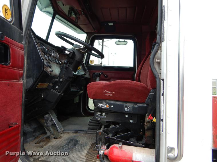 image for item EJ9925 1994 Peterbilt 377 wrecker truck