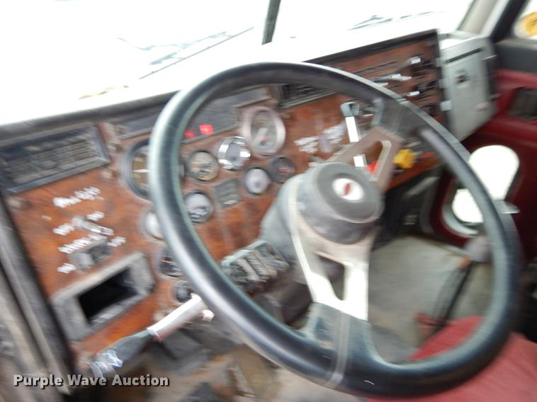 image for item EJ9925 1994 Peterbilt 377 wrecker truck