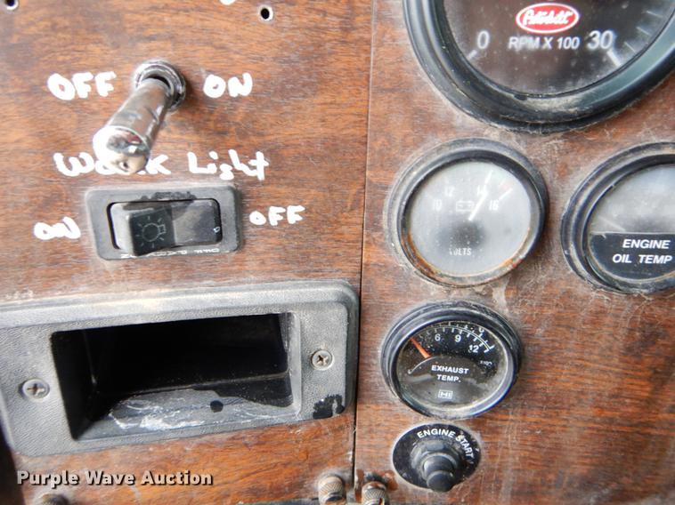 image for item EJ9925 1994 Peterbilt 377 wrecker truck