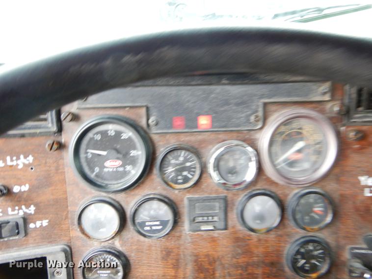 image for item EJ9925 1994 Peterbilt 377 wrecker truck