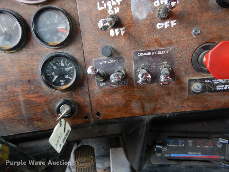 image for item EJ9925 1994 Peterbilt 377 wrecker truck